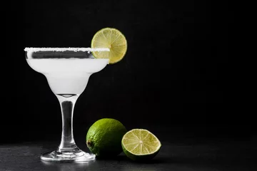 Fotobehang Margarita cocktail op leisteen achtergrond © chandlervid85