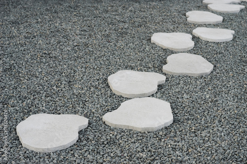"Trittsteine aus Beton im Steingarten" Stockfotos und lizenzfreie