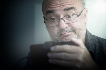 Senior mit Smartphone