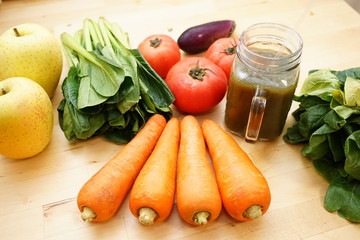 オーガニック コールドプレス スムージ と フレッシュジュース