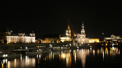 Obraz premium Dresden the historic buildings on the Elbe River at night