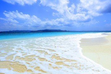 Fototapeta na wymiar 美しい沖縄のビーチと夏空 