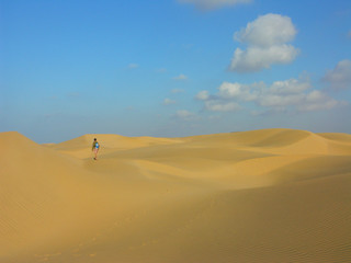 Fototapeta na wymiar promeneur sur des dunes