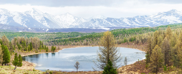 Fototapeta na wymiar Altai mountains panorama with wake