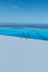 Obraz premium Infinity pool on the bright summer day