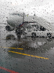 Самолёт в дождливый день