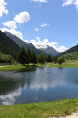 Fototapeta premium lago di montagna acqua riflesso nel lago fiume montagne vacanza rela