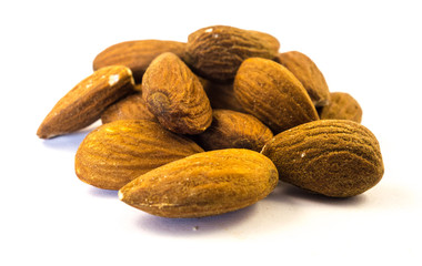 Mandeln auf weißen Hintergrund