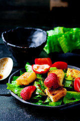  green salad with strawberry and fried cheese