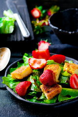  green salad with strawberry and fried cheese