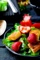  green salad with strawberry and fried cheese