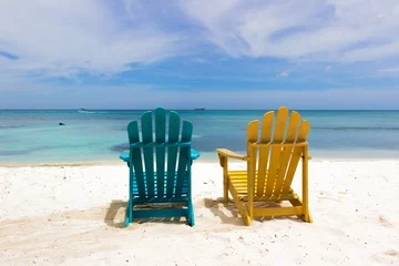 Store enrouleur Plage de Seven Mile, Grand Cayman colorful chairs on caribbean coast