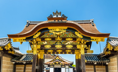 Obraz premium Główna brama karamon do pałacu Ninomaru na zamku Nijo w Kioto