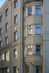 Jugendstil-Gebäude mit Erkerfenstern