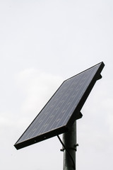 Obraz premium Solarpanel vor bewölktem Himmel