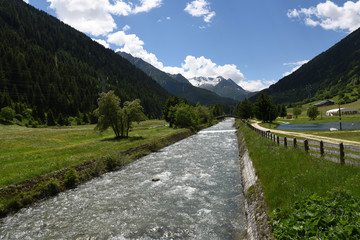 Fototapeta premium lago di montagna laghi fiume acqua aria pura aria pulita benessere