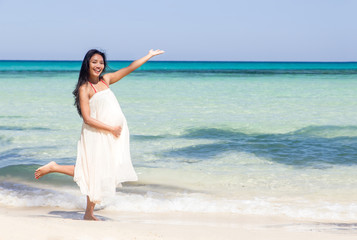 Fototapeta na wymiar pregnant woman on the beach