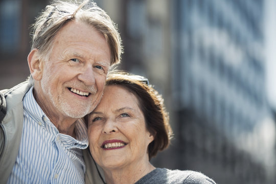 Portr?tt av glatt ?ldre par i stad