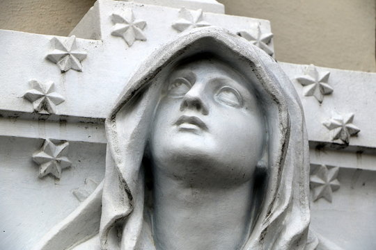 Heilige Maria im Sternenkranz, Marmorstatue