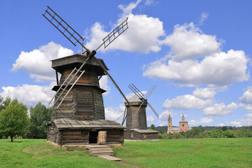 Fototapeta na wymiar Suzdal. Windmills