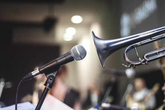 Trąbka jest nagrywana przez mikrofon na koncercie muzycznym