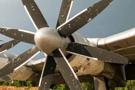 Tupolev Tu-142, Soviet era maritime reconnaissance and anti-submarine warfare aircraft,  propeller detail