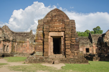 Fototapeta na wymiar Old Castle .The reign of King Jayavarman.