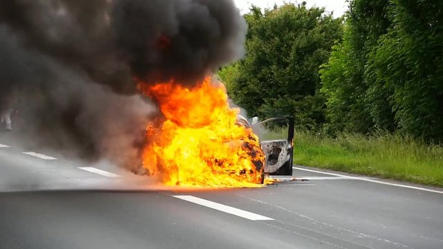 Ein Auto brennt auf der Autobhan