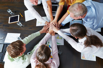 Geschäftsleute stapeln Hände als Teamwork Konzept