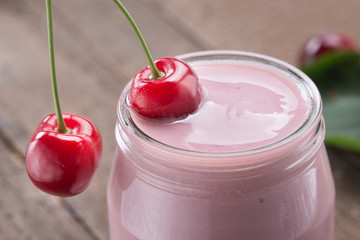 Obraz na płótnie Canvas Yogurt alla ciliegia, fuoco selettivo