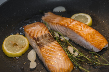 Lachsfilet in der Pfanne mit Thymian, Knoblauch und Zitrone