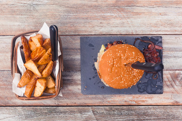 Hausgemachter Bacon Cheese Burger mit Kartoffeln, Speck und Zwie