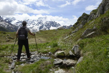 Femme marchant dans le parc national des Écrins  face à la   pointe de Verdonne