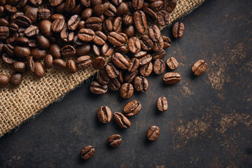 geröstete Arabica Kaffeebohnen auf rustikalen Untergrund