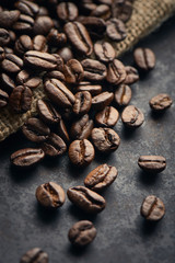 geröstete Arabica Kaffeebohnen auf rustikalen Untergrund