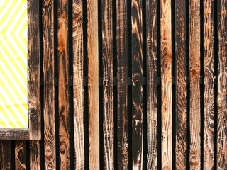 Schönes altes braunes Holzpaneel mit Patina bei Sonnenschein an einer Szenelocation am Hansaring...