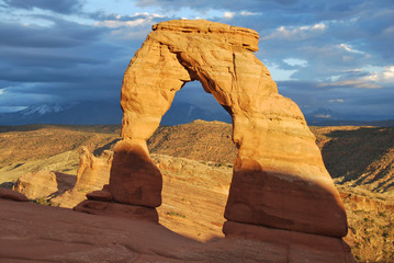 Delicate Arch at sunset in Arches National Park, UT, USA 