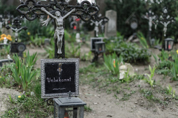 unbekanntes grab am friedhof