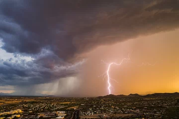 Papier Peint photo Orage Thunderstorm lightning bolt with storm clouds over Tucson, Arizona