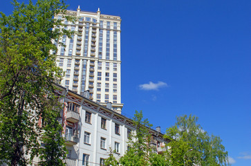 Старый пятиэтажный жилой дом на фоне нового современного высотного жилого комплекса в Москве - obrazy, fototapety, plakaty