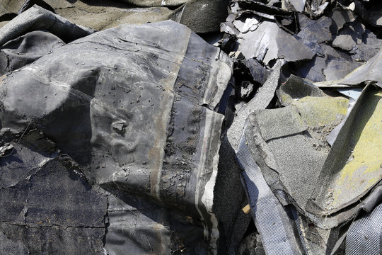 Auf der Baustelle: alte Teerpappe Dachpappe als Sonderm&uuml;ll - Recycling, Umwelt Schutz, &Ouml;kologie Konzept
