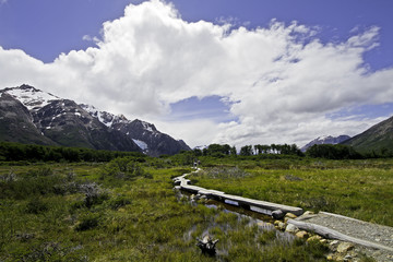 Тропа в национальном парке у подножья гор © matt_o_donnell