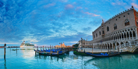 Panele Szklane  Widok na poranny plac San Marco i statek wycieczkowy, Wenecja, Włochy