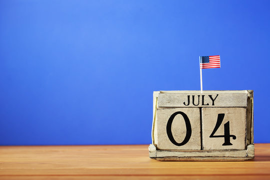 4th Of July Theme With Wood Block Calendar