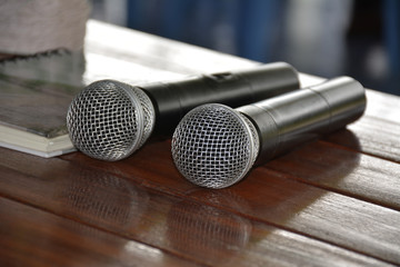 Obraz premium microphone on the wooden floor