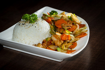 Chicken and vegetables served with stemmed rice