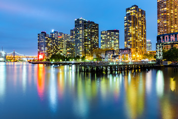 Obraz premium Long Island City Skyline o zmierzchu. LIC to najbardziej wysunięta na zachód dzielnica mieszkaniowo-handlowa nowojorskiej dzielnicy Queens