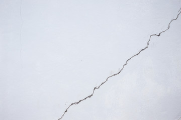 Naklejka premium Cracked line on white building wall