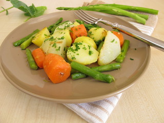 Gemüsepfanne mit grünem Spargel, Karotten, Kartoffeln und Kohlrabi