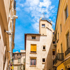 Fototapeta na wymiar Rue et façades à Nîmes en Languedoc, Occitanie